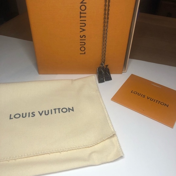 Louis Vuitton Arc de Triomphe necklace (Black)